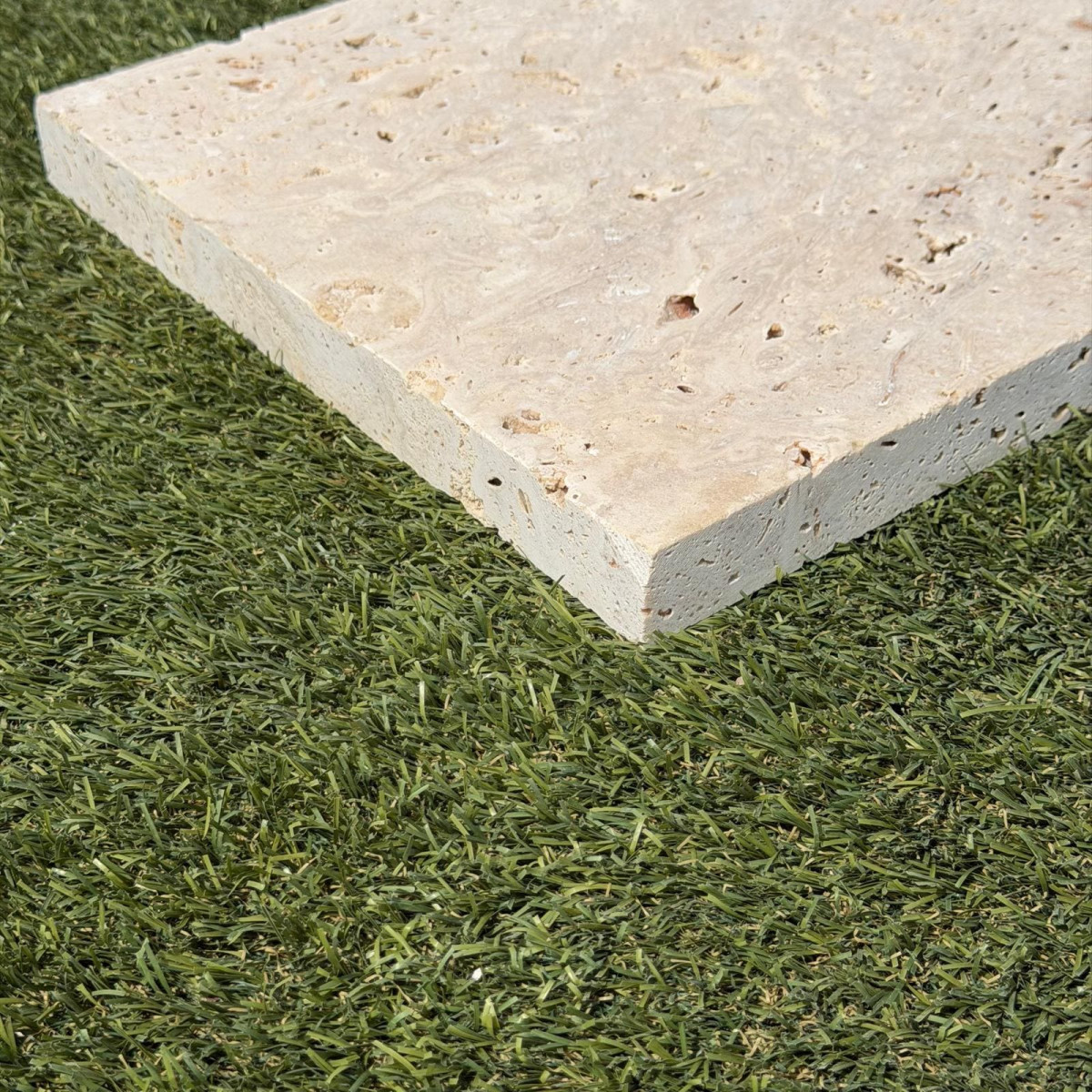 Margelle Travertin Commercial Beige - Bord droit - 61 x 30,5 x 3 cm - Vieillie -