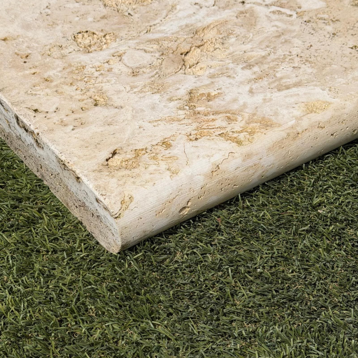 Margelle Travertin Commercial - Beige - Bord arrondi - 61 x 33 x 5 cm - Vieillie -
