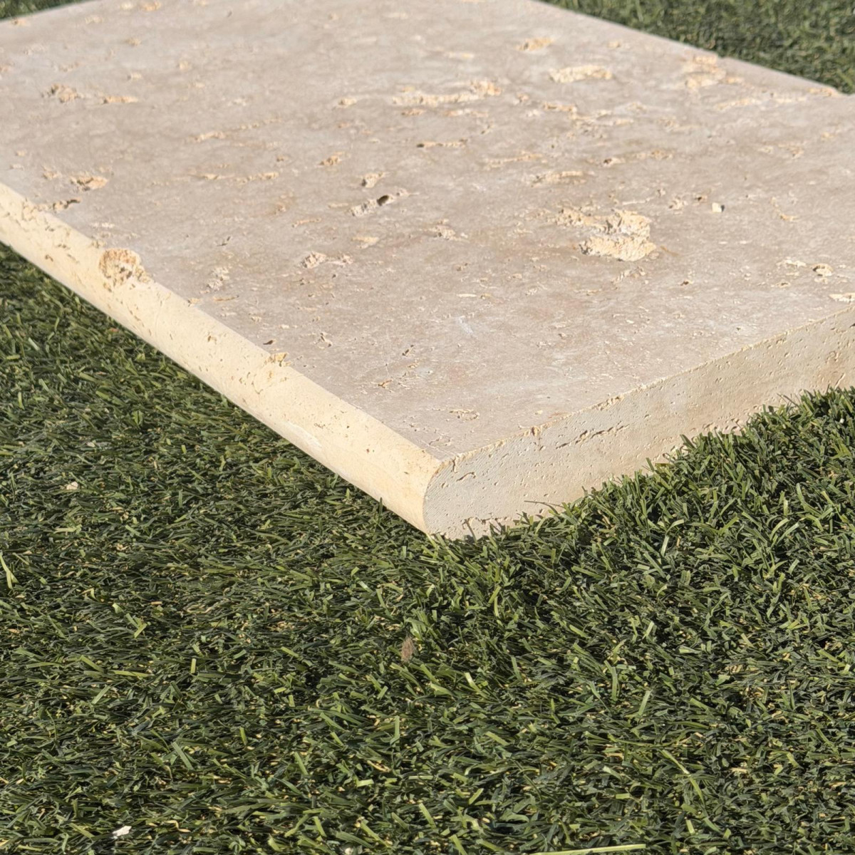 Margelle Travertin Commercial Beige - Bord arrondi - 61 x 33 x 3 cm - Vieillie -