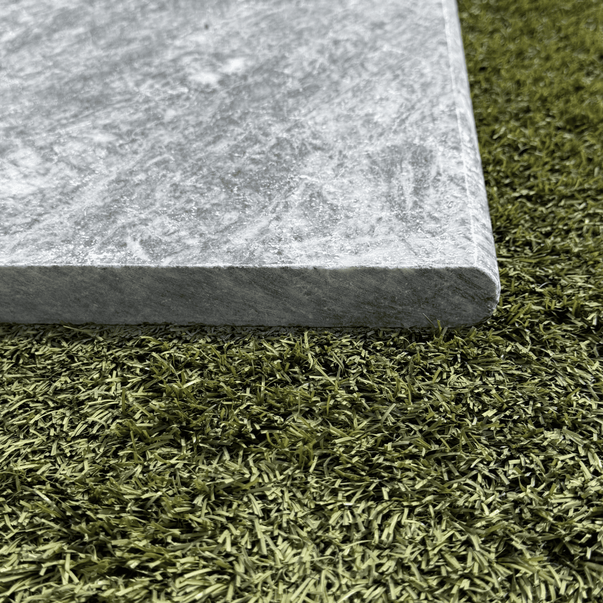 Margelle de piscine en pierre naturelle Darkstone 61 x 33 x 3 cm - Bord arrondi -