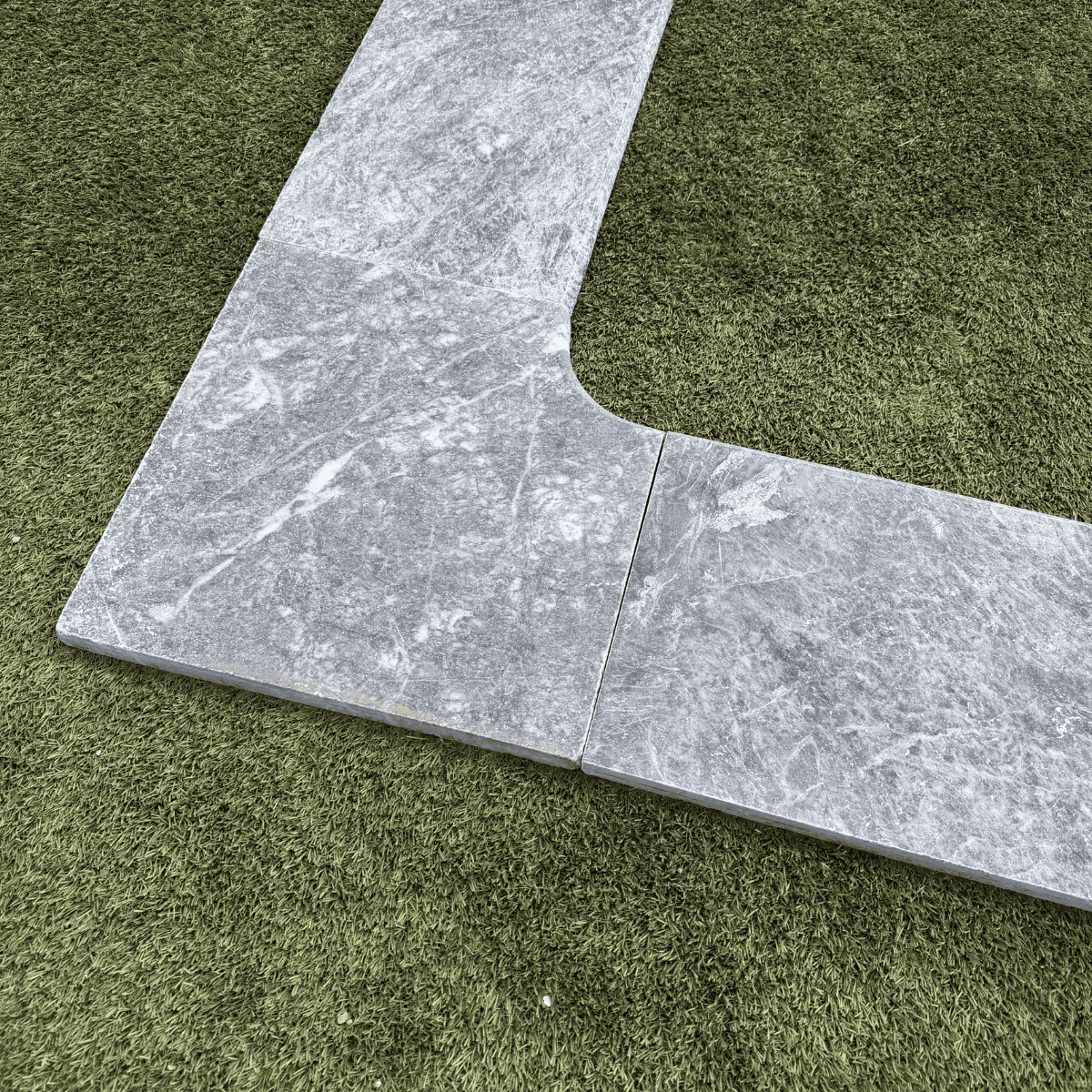 Margelle Darkstone - Angle Rentrant 45/45cm - 3cm - Bord arrondi - Vieillie -