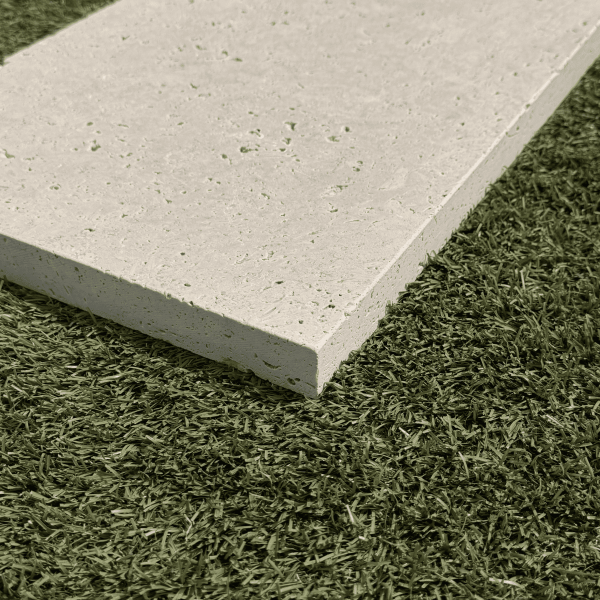 Margelle de piscine en travertin Premier Choix Light Mix Beige 61 x 30,5 x 3 cm - Bord droit -