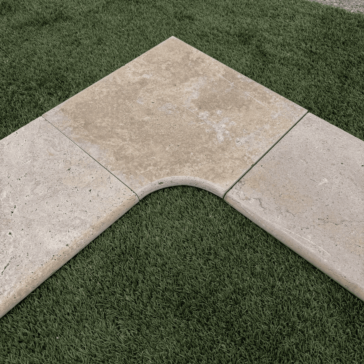 Margelle Travertin Premier choix mix - Beige - Angle Rentrant 45 x 45 x 3 cm - Bord arrondi - Vieillie -