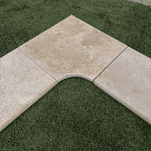 Angle rentrant pour margelle de piscine en travertin Premier Choix Mix Beige 45 x 45 x 3 cm - Bord arrondi -