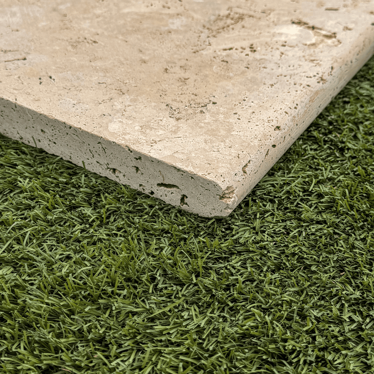 Margelle Travertin Commercial Beige - Bord arrondi - 61 x 33 x 3 cm - Vieillie -