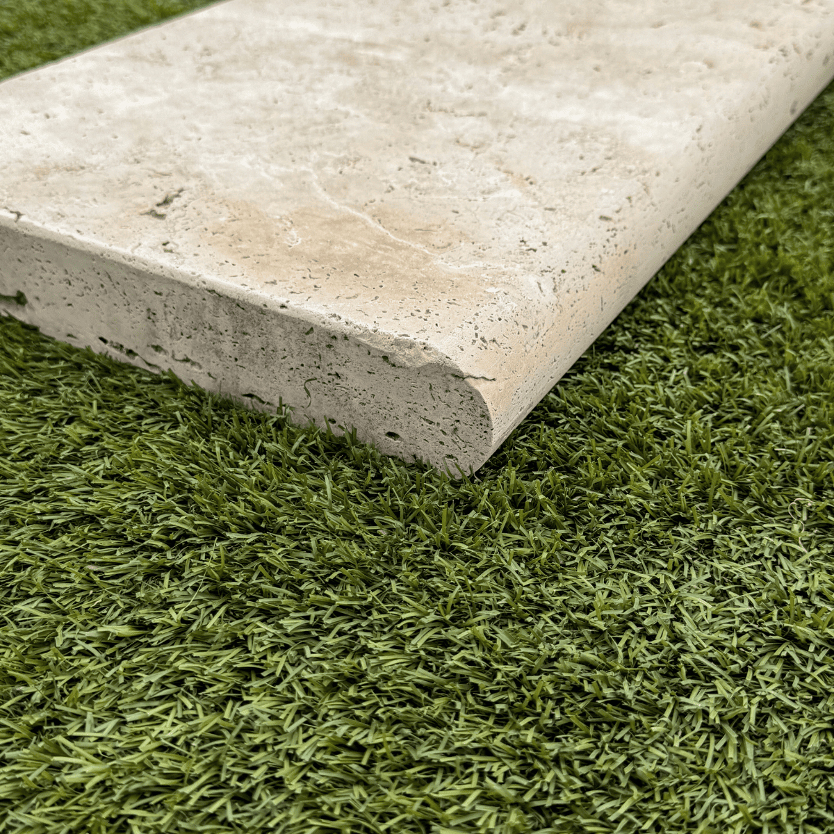 Margelle Travertin Premier choix light mix - Beige - Bord arrondi - 61 x 33 x 5 cm - Vieillie -