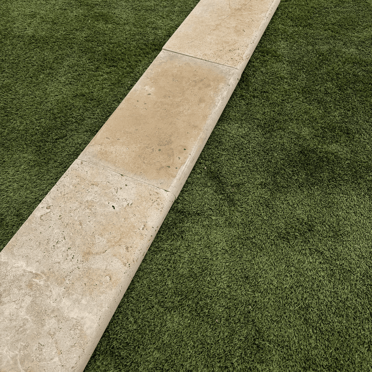 Margelle Travertin Premier choix light mix - Beige - Bord arrondi - 61 x 33 x 5 cm - Vieillie -