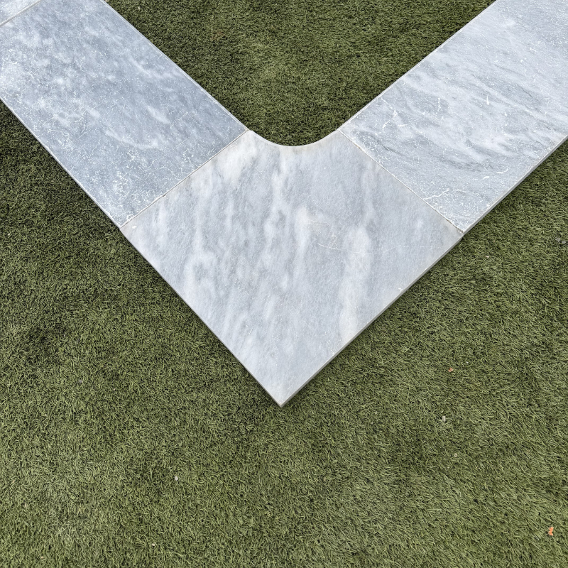 Angle rentrant pour margelle de piscine en pierre naturelle Bluestone 45 x 45 x 3 cm - Bord arrondi -