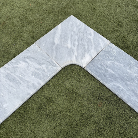 Angle rentrant pour margelle de piscine en pierre naturelle Bluestone 45 x 45 x 3 cm - Bord arrondi -