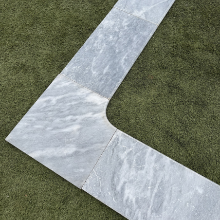Angle rentrant pour margelle de piscine en pierre naturelle Bluestone 45 x 45 x 3 cm - Bord arrondi -
