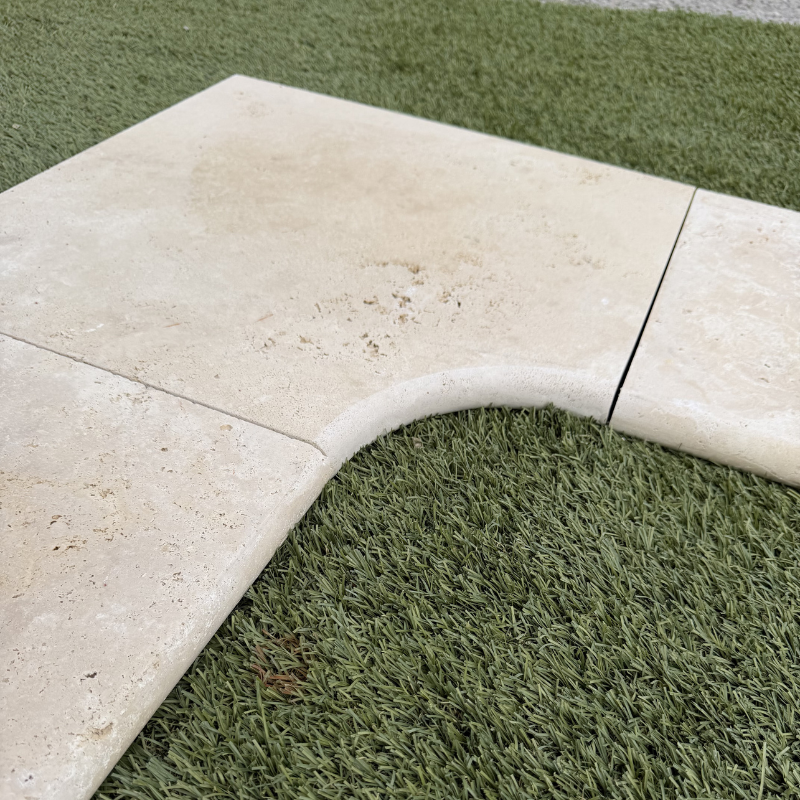 Margelle Travertin Premier choix Light Mix - Beige - Angle Rentrant 45 x 45 x 3 cm - Bord arrondi - Vieillie -