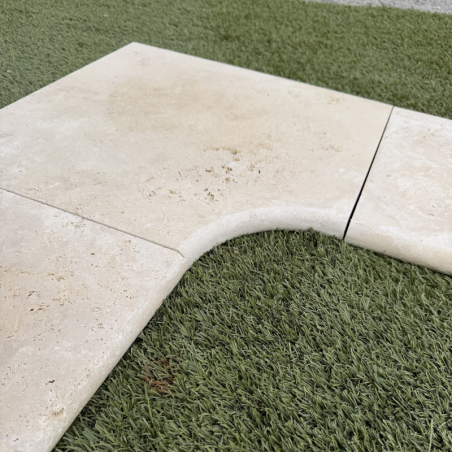Angle rentrant pour margelle de piscine en travertin Premier Choix Light Mix Beige 45 x 45 x 3 cm - Bord arrondi -