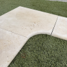 Angle rentrant pour margelle de piscine en travertin Premier Choix Light Mix Beige 45 x 45 x 3 cm - Bord arrondi -