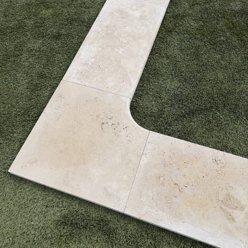Angle rentrant pour margelle de piscine en travertin Premier Choix Light Mix Beige 45 x 45 x 3 cm - Bord arrondi -