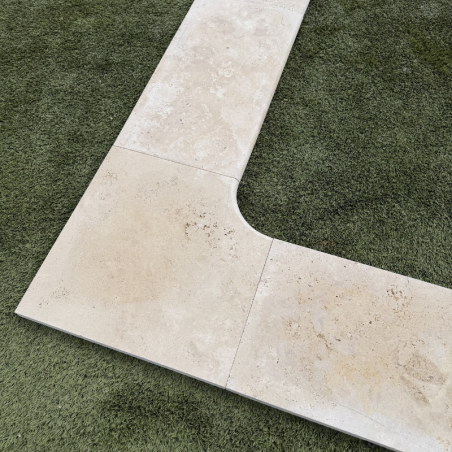 Angle rentrant pour margelle de piscine en travertin Premier Choix Light Mix Beige 45 x 45 x 3 cm - Bord arrondi -