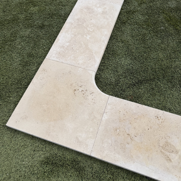 Margelle Travertin Premier choix Light Mix - Beige - Angle Rentrant 45 x 45 x 3 cm - Bord arrondi - Vieillie -
