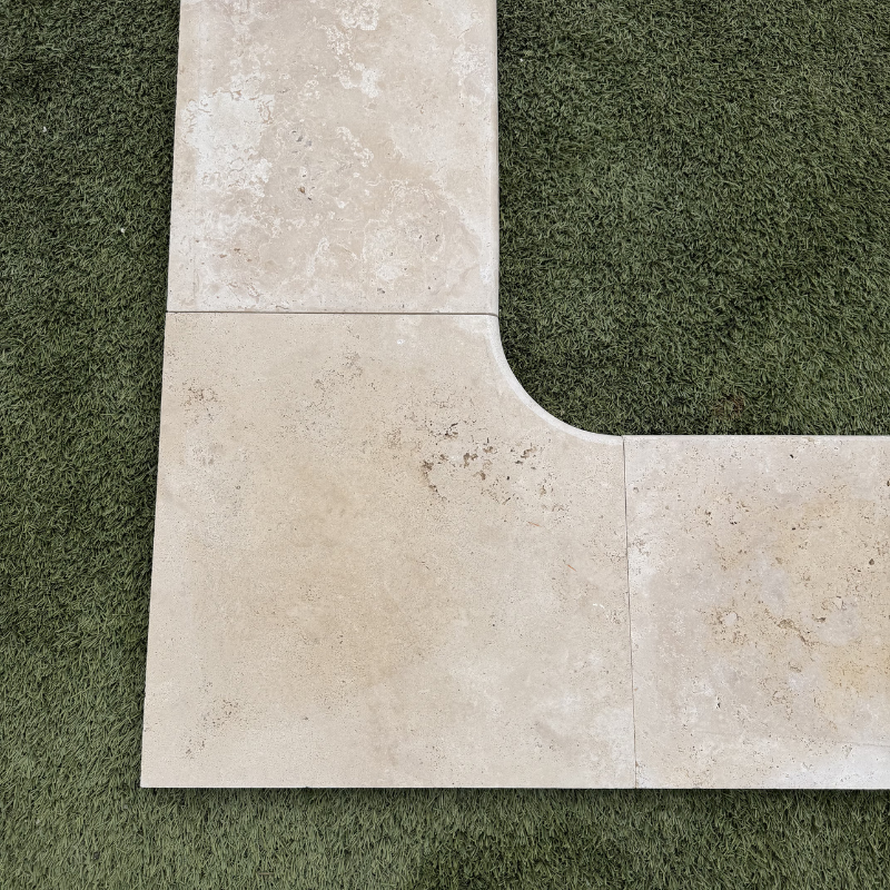 Angle rentrant pour margelle de piscine en travertin Premier Choix Light Mix Beige 45 x 45 x 3 cm - Bord arrondi -