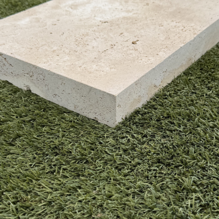 Margelle de piscine en travertin Premier Choix Light Mix Beige 61 x 30,5 x 5 cm - Bord droit -