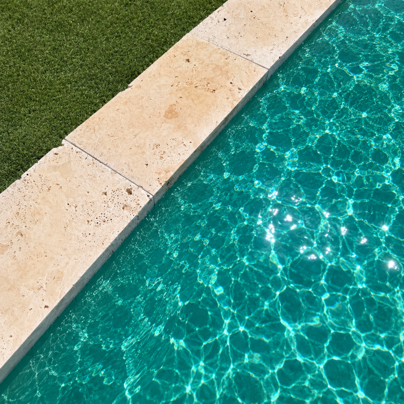 Margelle de piscine en travertin Commercial Beige 61 x 30,5 x 5 cm - Bord droit -