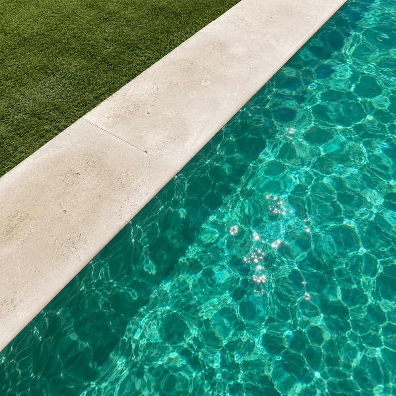 Margelle de piscine en travertin Premier Choix Light Mix Beige 61 x 33 x 3 cm - Bord arrondi -
