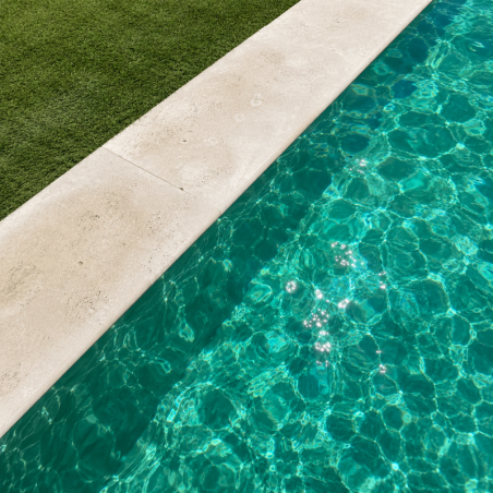 Margelle de piscine en travertin Premier Choix Light Mix Beige 61 x 33 x 3 cm - Bord arrondi -