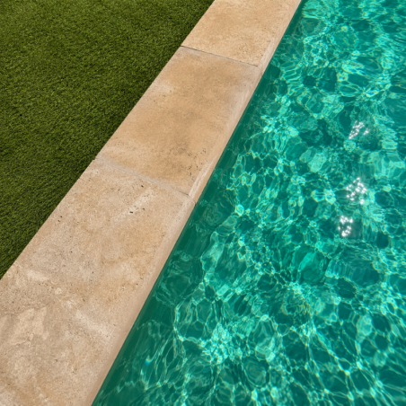 Margelle de piscine en travertin Premier Choix Light Mix Beige 61 x 33 x 5 cm - Bord arrondi -