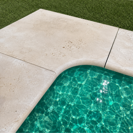 Angle rentrant pour margelle de piscine en travertin Premier Choix Light Mix Beige 45 x 45 x 3 cm - Bord arrondi -