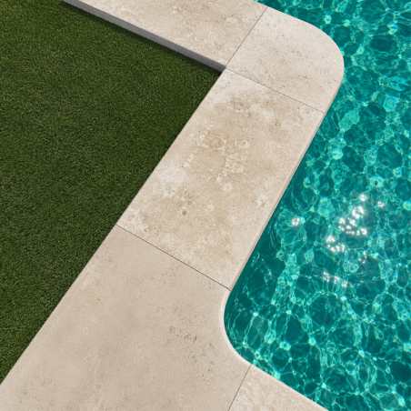 Angle rentrant pour margelle de piscine en travertin Premier Choix Light Mix Beige 45 x 45 x 5 cm - Bord arrondi -