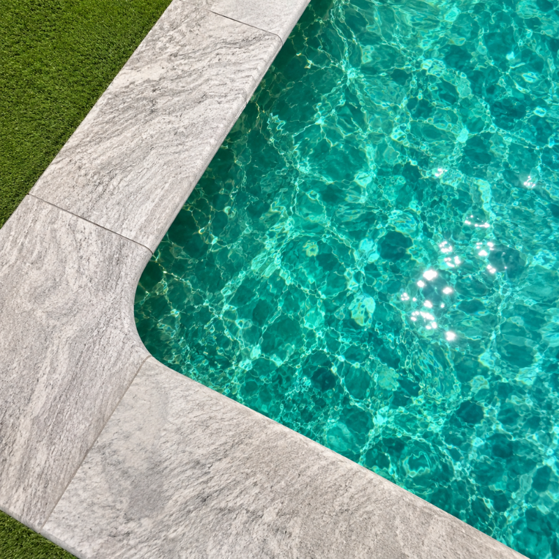 Angle rentrant pour margelle de piscine en travertin Silver 45 x 45 x 3 cm - Bord arrondi -