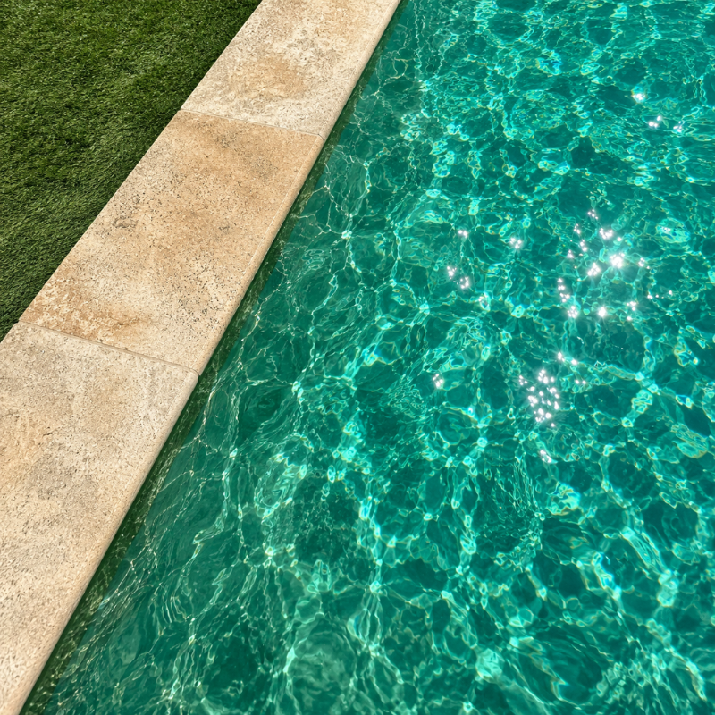 Margelle de piscine en travertin Scabos 61 x 33 x 3 cm - Bord arrondi -
