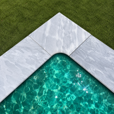 Angle rentrant pour margelle de piscine en pierre naturelle Bluestone 45 x 45 x 3 cm - Bord arrondi -