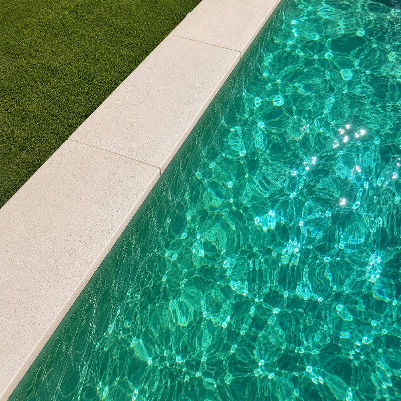 Margelle de piscine en travertin Premier Choix Light Mix Beige 61 x 40,6 x 3 cm - Bord droit -