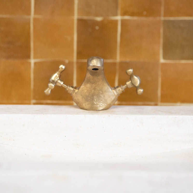 Robinet artisanal Aigle - Laiton ciselé - Bec fondu - H : 10,5 cm -