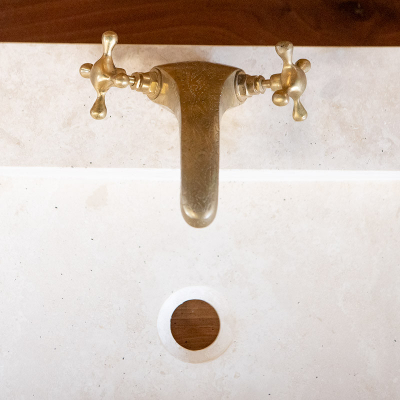 Robinet artisanal Aigle - Laiton ciselé - Bec fondu - H : 10,5 cm -