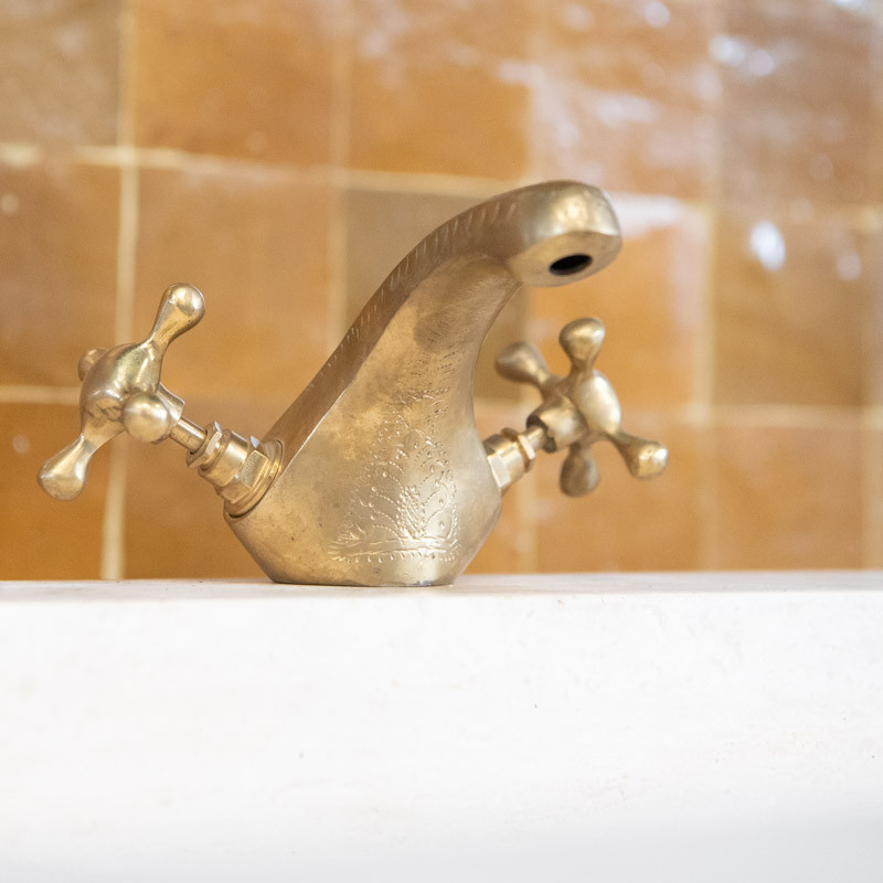 Robinet artisanal Aigle - Laiton ciselé - Bec fondu - H : 10,5 cm -