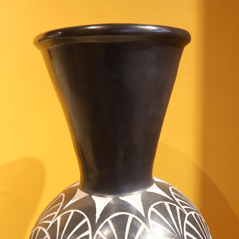 Vase en tadelakt Écaille - Hauteur 117 cm - ø 30 à 50 cm - noir -