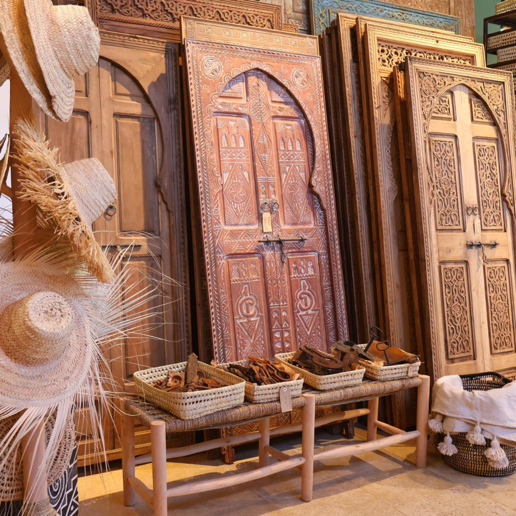 Showroom Fer & Pierre à Bretx - Portes sculptées, paniers artisanaux et décorations en bois traditionnel
