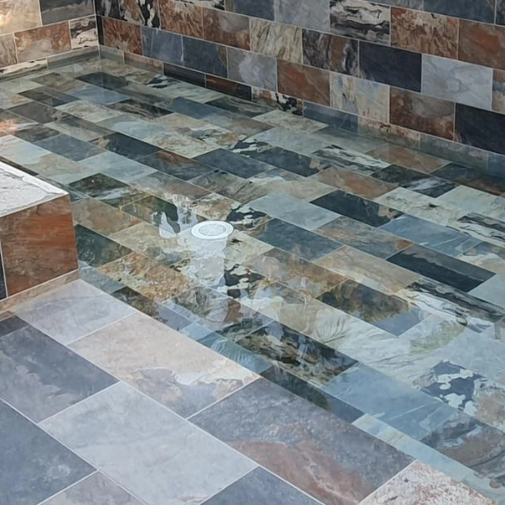 Carrelage Bali Mix posé sur murs et sol pour douches extérieures ou murs de jardin, ambiance exotique et haut de gamme