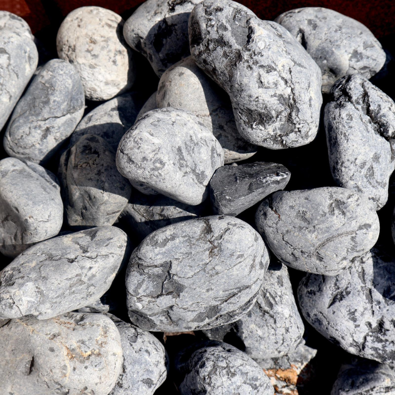 Galets gris à l’aspect brut, posés pour un aménagement extérieur durable