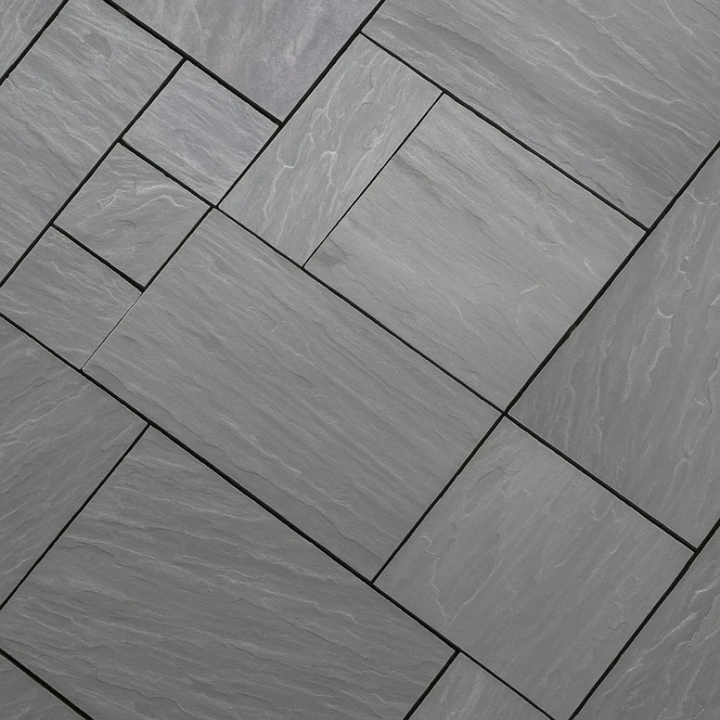 Dallage en grès Kandla gris posé en opus 4 formats avec finitions clivées et joints sombres