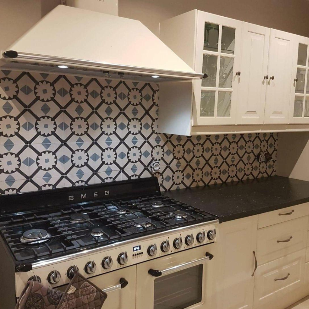 Pose cuisine de carreaux de ciment