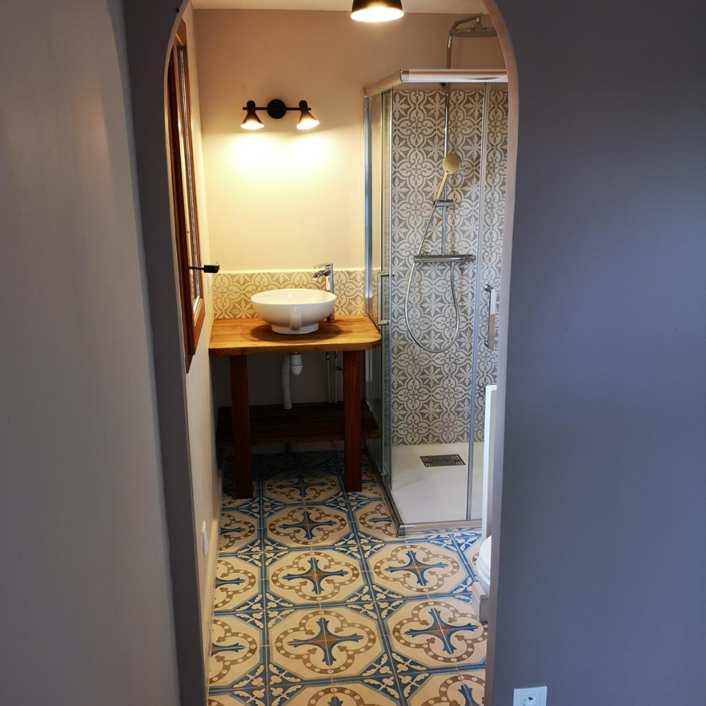 Pose carreaux de ciment dans la salle de bain
