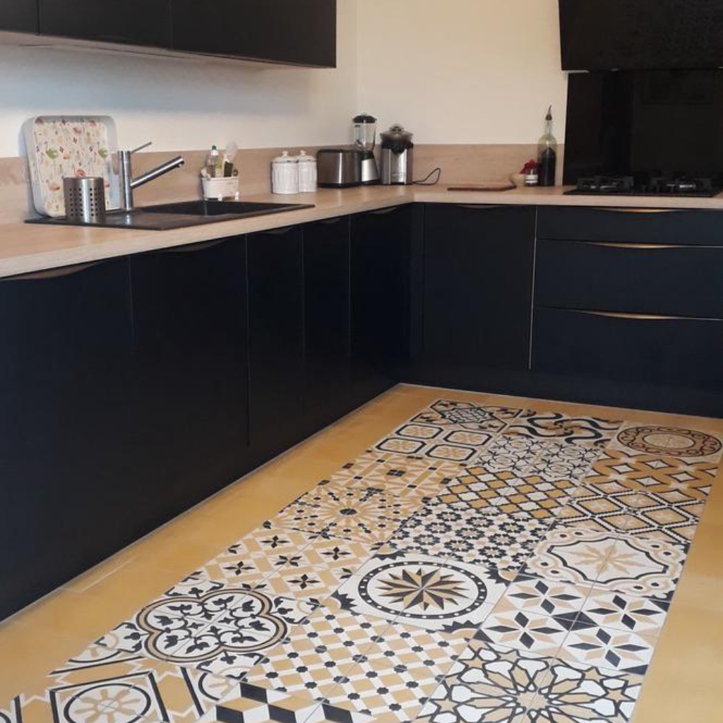 Cuisine contemporaine avec sol en carreaux de ciment décoratifs.