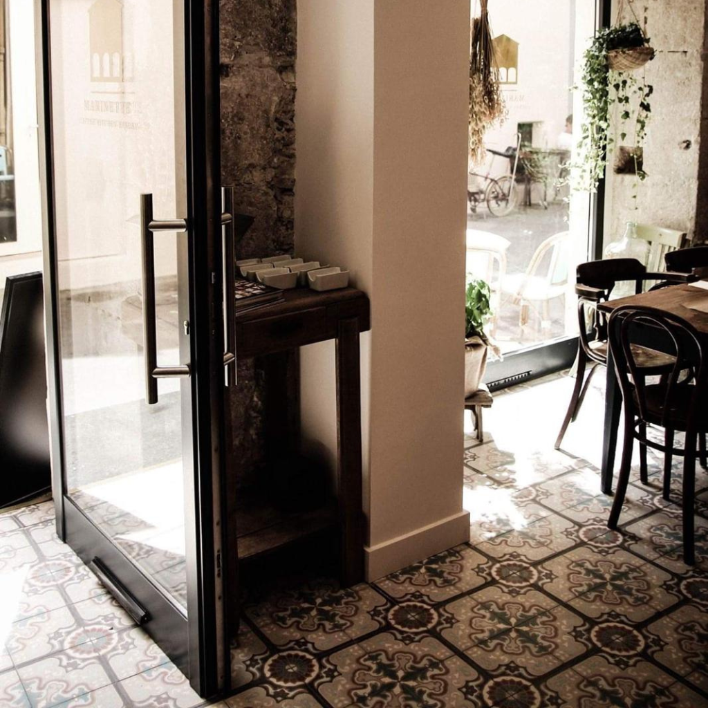 Salle décorée avec des carreaux de ciment anciens à motifs.