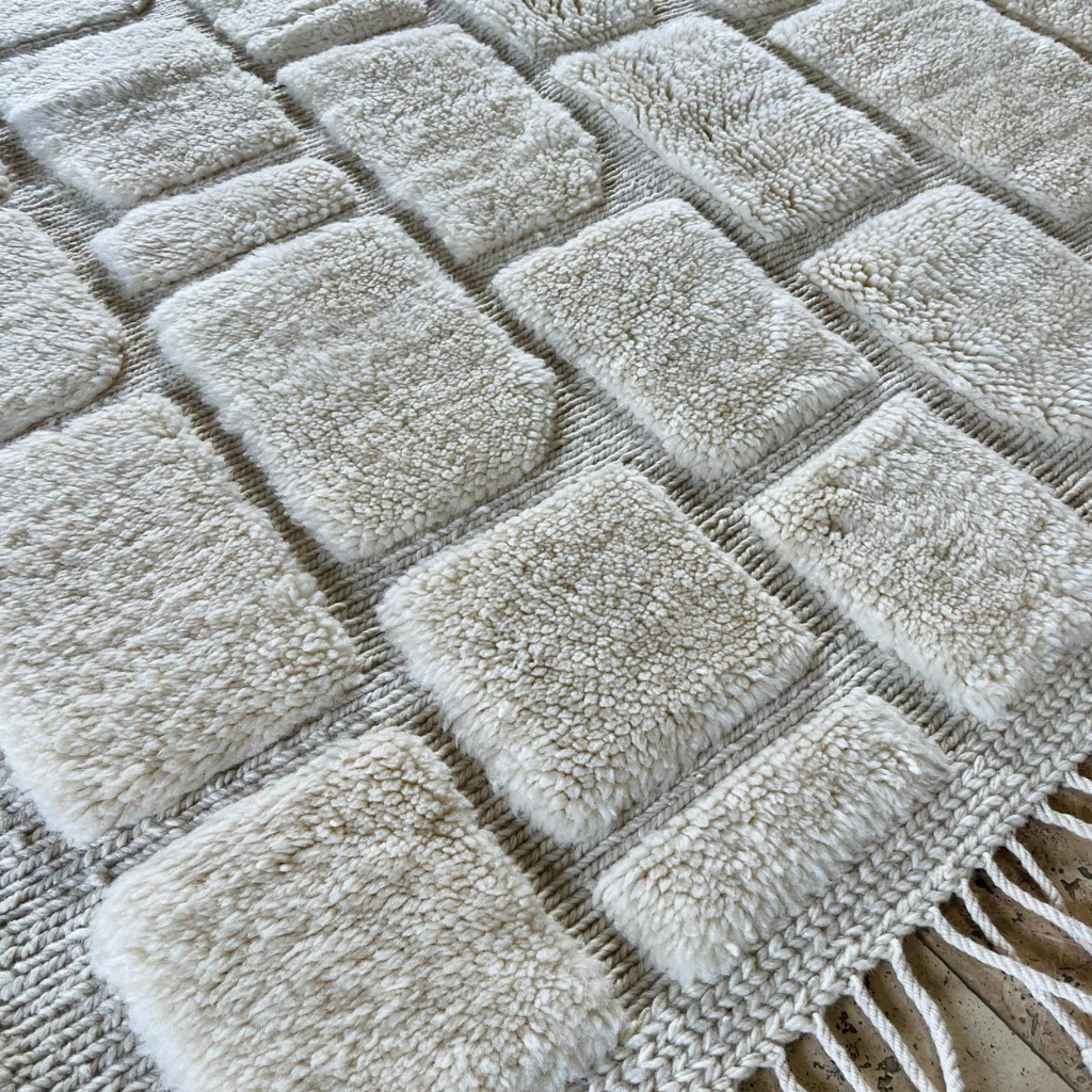 tapis Mrirt gris clair en laine avec motifs géométriques en relief et texture épaisse