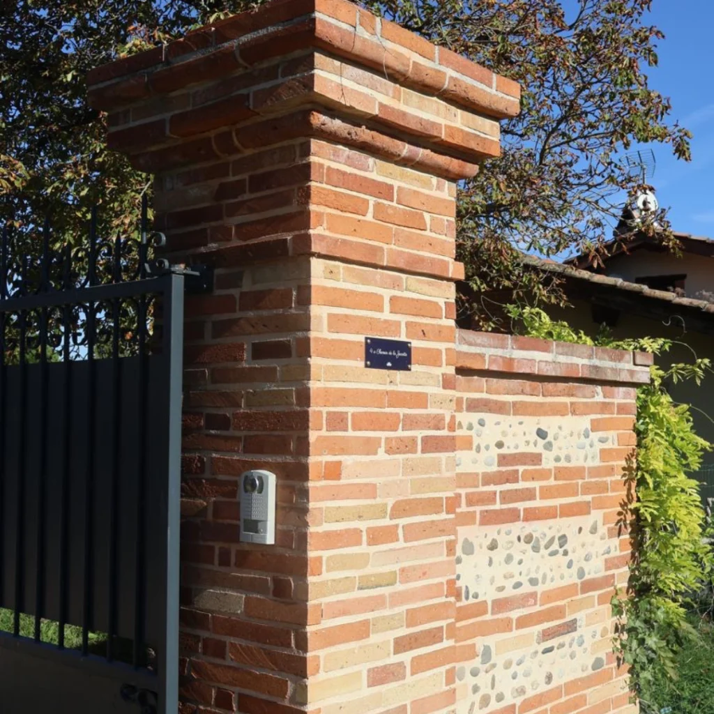Fer & Pierre – Pilier de portail en brique foraine avec parement en galet