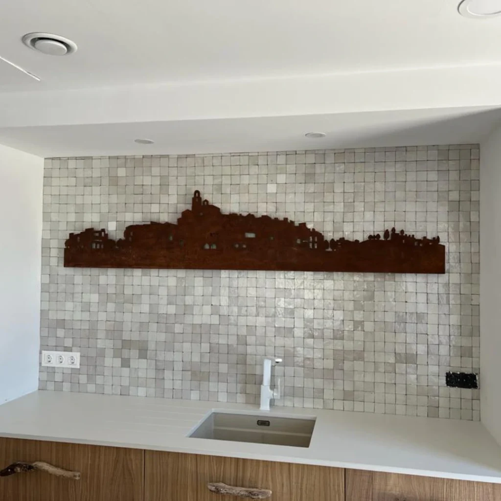 Zellige blanc de Fès artisanal marocain, crédence de cuisine en terre cuite émaillée.