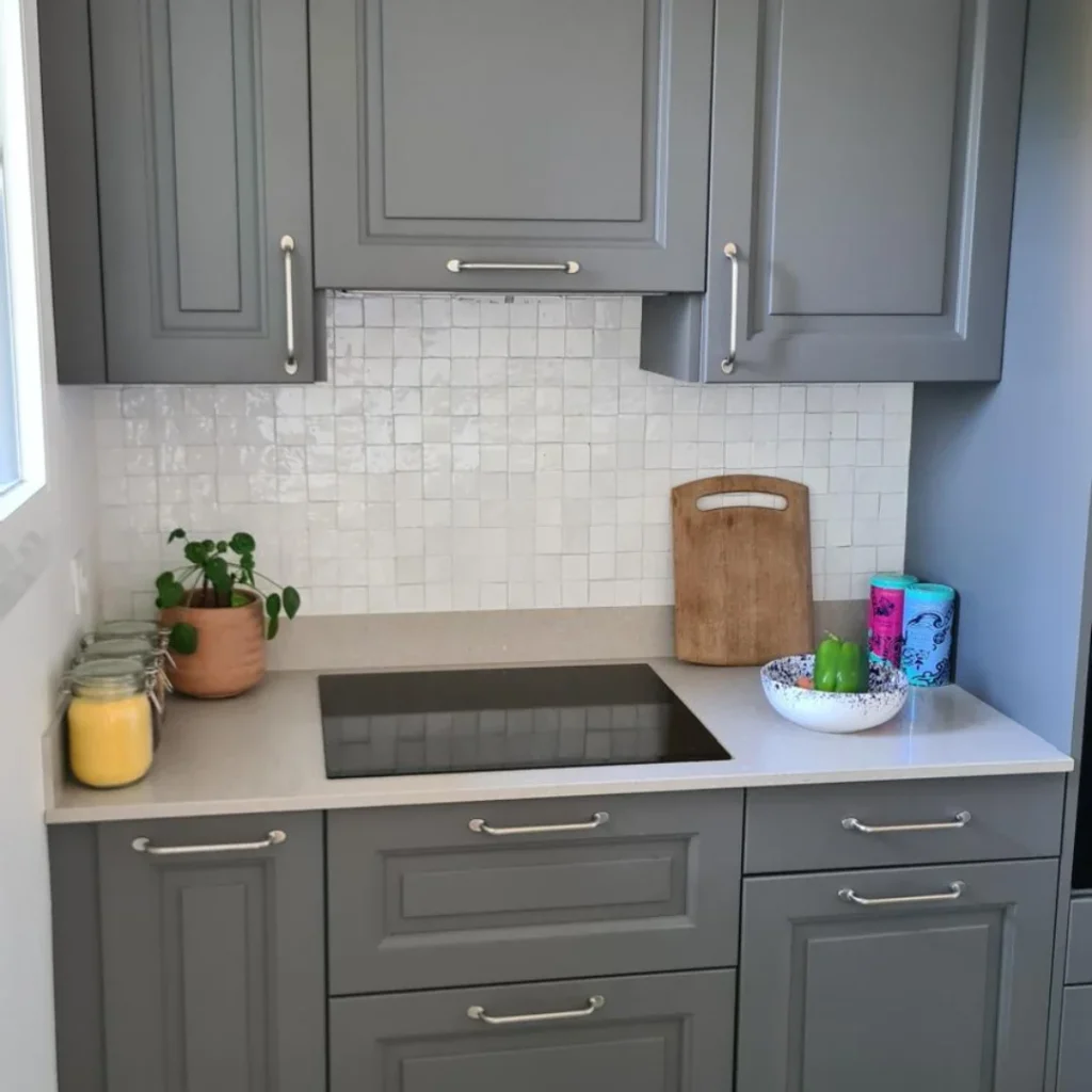 Zellige blanc artisanal marocain, crédence de cuisine grise avec plan de travail beige.