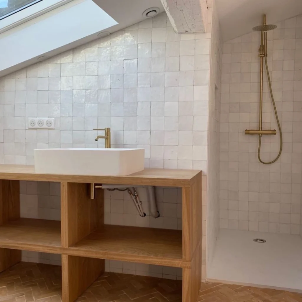 Zellige blanc neige marocain dans salle de bain naturelle avec bois clair.