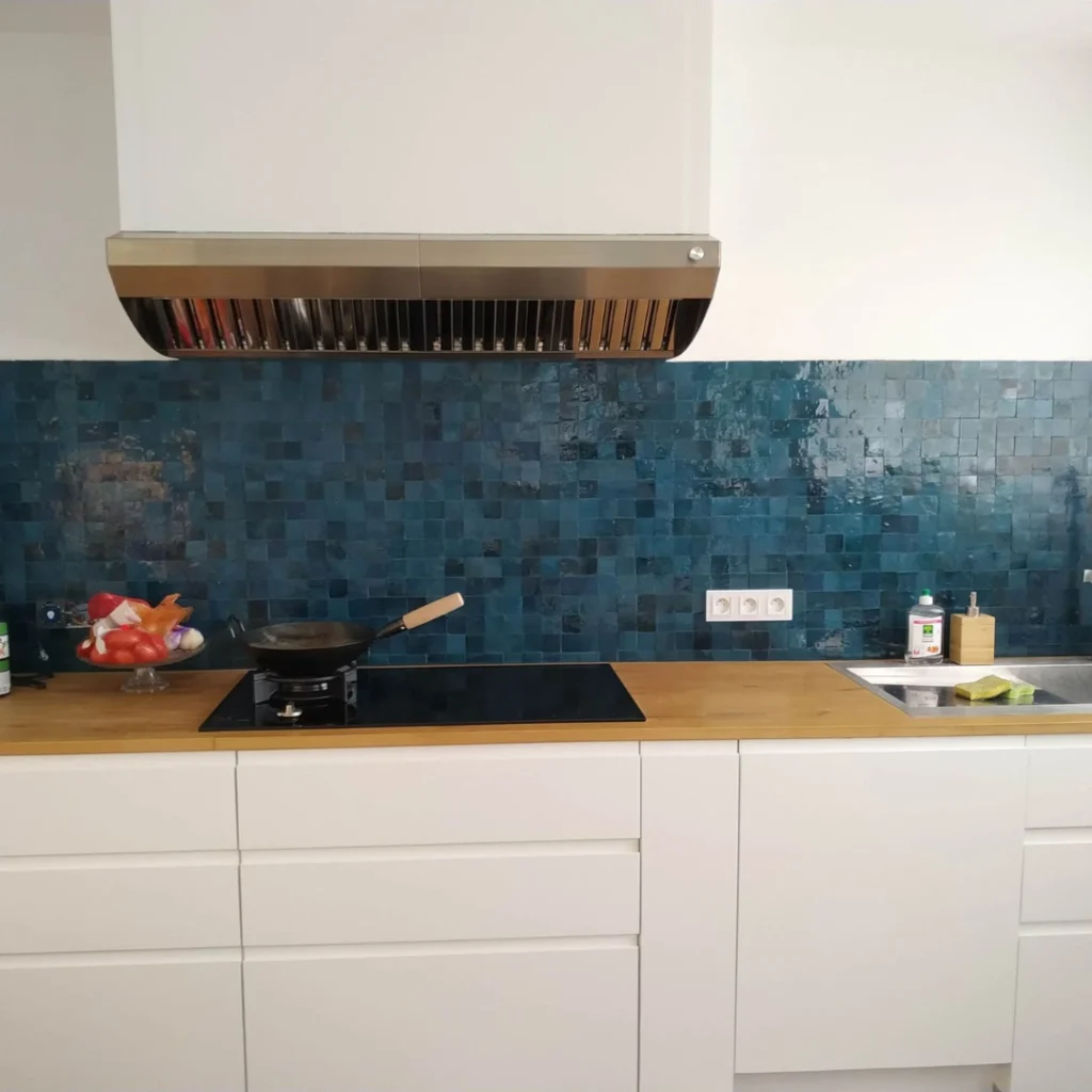 Zellige bleu glaz marocain en crédence de cuisine moderne.